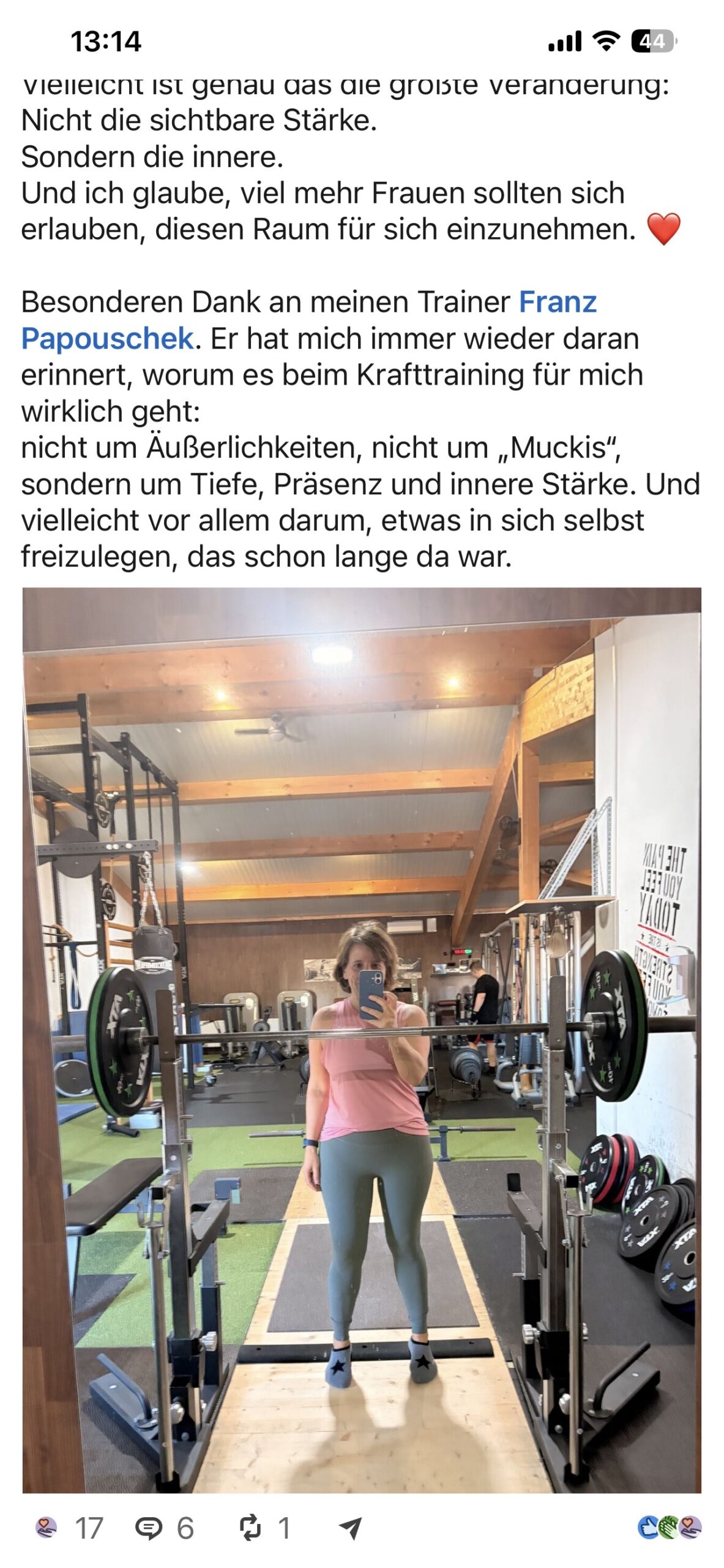 Screenshot eines LinkedIn-Posts von Daniela Kanoun über Krafttraining, innere Stärke und Präsenz. Im Beitrag beschreibt sie, wie Krafttraining sie ruhiger, klarer und stabiler gemacht hat. Darunter ein Spiegel-Selfie von Daniela im Gym vor einer Langhantel im Kraftdreikampf-Bereich.