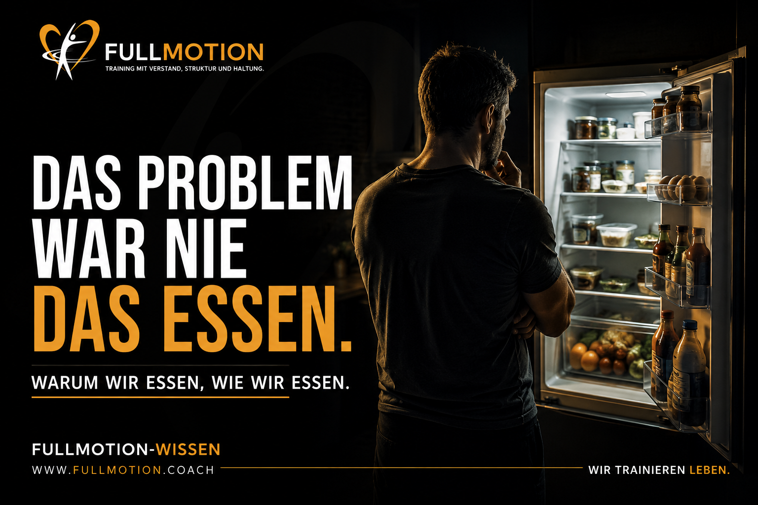 Mann steht nachdenklich vor einem geöffneten Kühlschrank – Das Problem war nie das Essen.